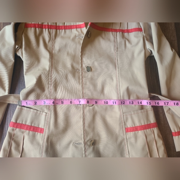 Elegant Beige Trench Coat with Red Highlights - Picture 6 of 10